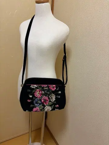 FEILER 꽃무늬 자수 숄더백 블랙