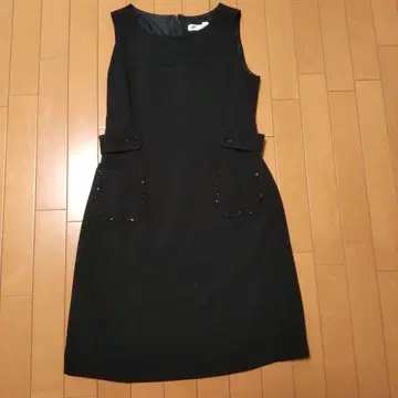 블랙 슬리브리스 무릎 기장 원피스