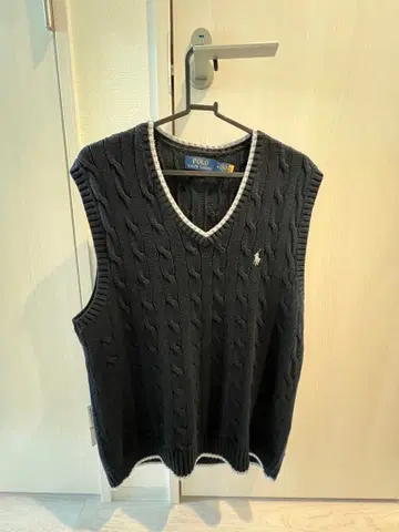 POLO 블랙 슬리브리스 케이블 니트