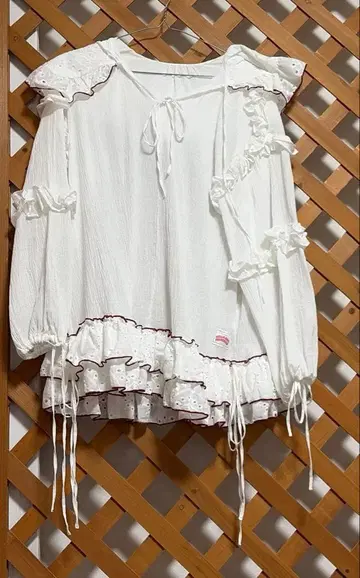 헬로 샌프란시스코 배색 스티치 프릴 튜닉