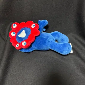 파랑과 빨간색 봉제 인형