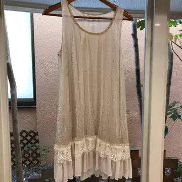 axes femme 비즈 장식 라메 포함 슬리브리스 원피스