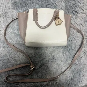 화이트와 그레이 숄더백