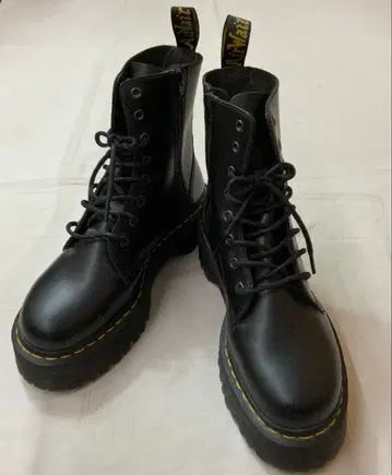 닥터마틴 8홀 부츠 UK9