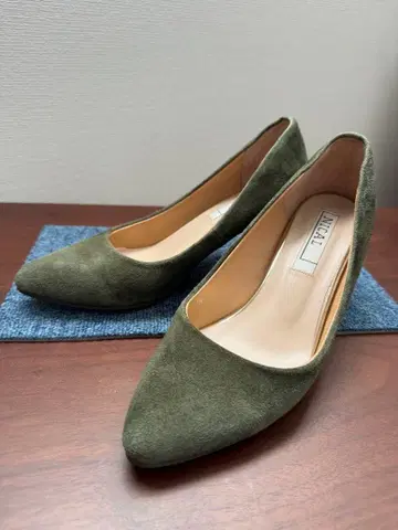 오리엔탈 트래픽 38 카키 스웨이드 펌프스 NICAL