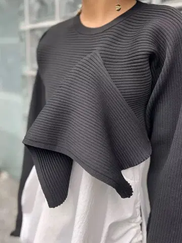 미사용! UN3D. 헴드레이프 숏 니트 탑