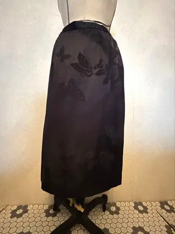 블랙 나비 무늬 플레어 롱 스커트 광택 빈티지