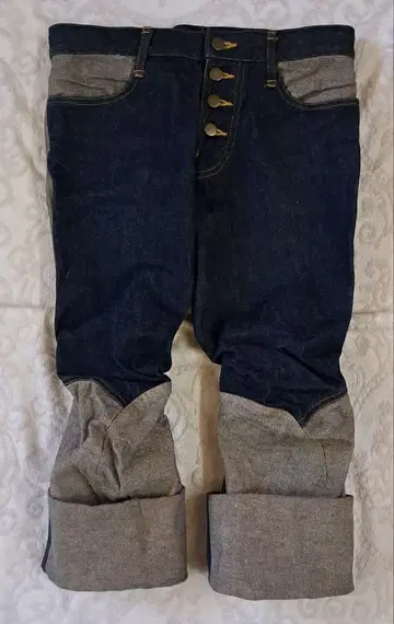 크리스토퍼 네메스, 데님 팬츠, 절개, 7부 기장