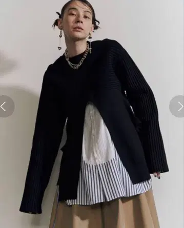 미사용! UN3D. 라운드 슬릿 니트 탑