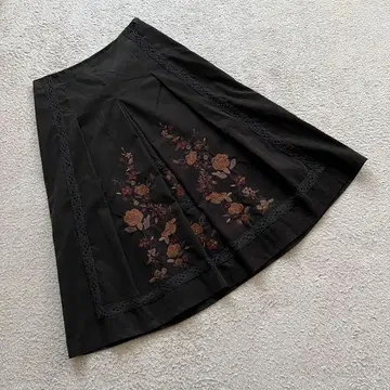 스캐퍼 코듀로이 스커트 꽃무늬 자수 브라운