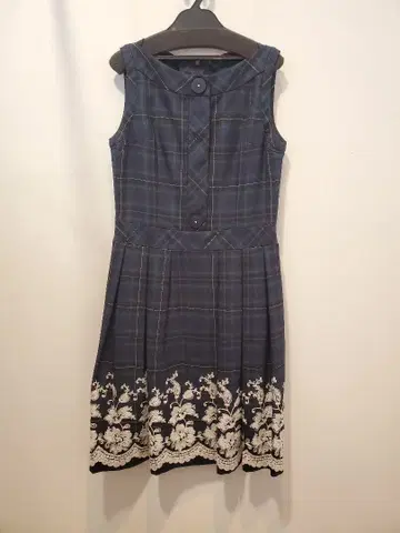 그린 체크 무늬 슬리브리스 원피스 자수