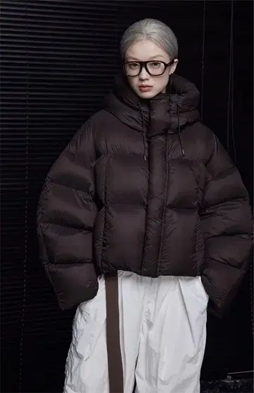다크 브라운 후드 부착 다운 자켓