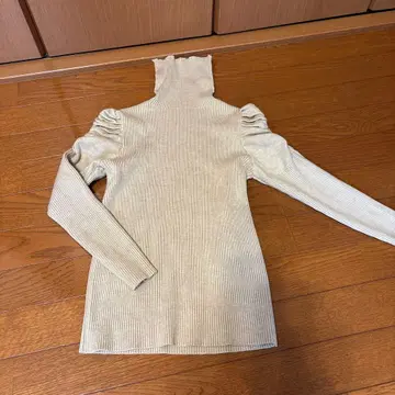 베이지 터틀넥 퍼프 슬리브 니트