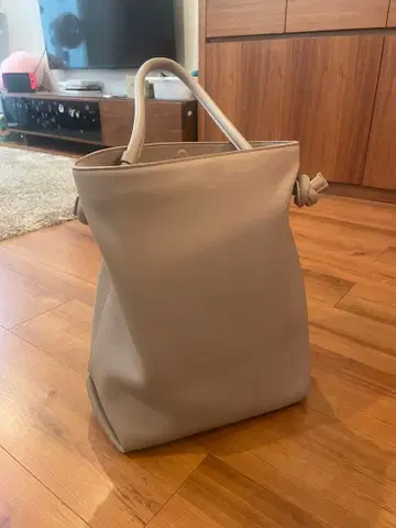 VASIC 베이지 토트백 가죽 매듭 디자인