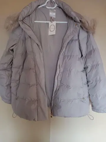 퍼 달린 베이지 다운 자켓