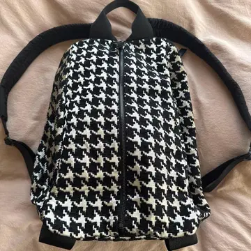 이아파피요네 센터 지퍼 백팩