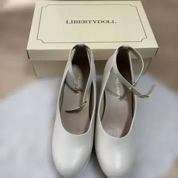 라운드토 6.5cm 청키힐 스트랩 펌프스