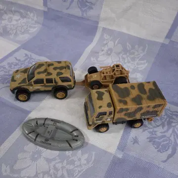 군용 차량 세트 카모플라쥬 색상 3대와 보트