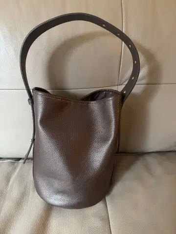 MARCO MASI 마르코 마시 스터드 장식 버킷형 토트백