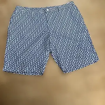 네이비와 화이트 잎사귀 패턴 숏팬츠