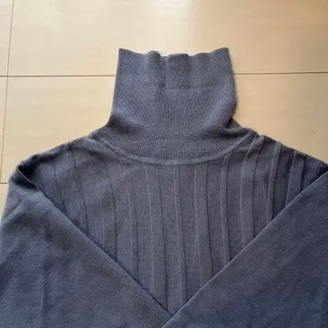 변형 리브 편직 터틀넥 스웨터