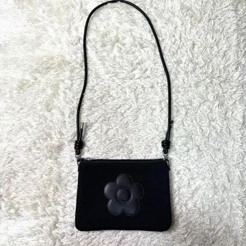 새상품급 MARY QUANT 블랙 데이지 사코슈 숄더백 마리크와