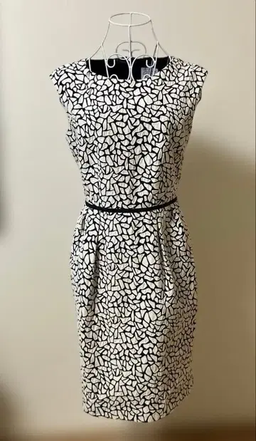 miss J 기하학 패턴 슬리브리스 무릎 기장 원피스