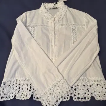 미착용 새상품 레이스 달린 화이트 코튼 셔츠 긴팔