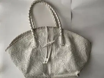 그레이스 콘티넨탈 가죽 백 카빙 티에라