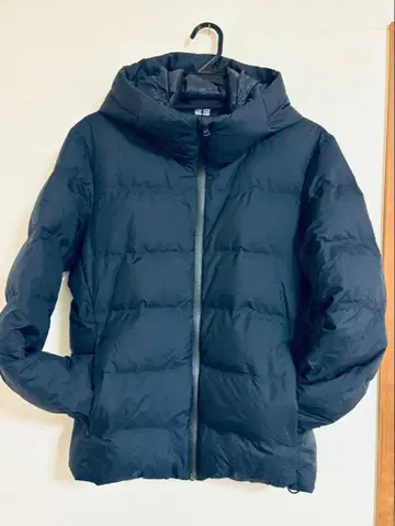 유니클로 심리스 다운 후드티 네이비 M 사이즈