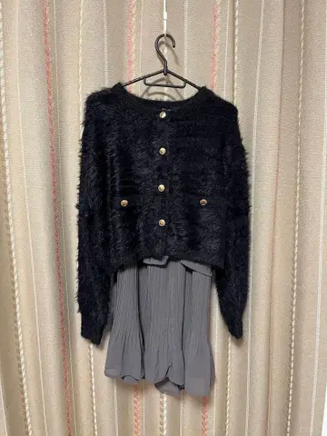 셋업 (얇은 소재) 골드 버튼 샤기 니트 가디건 + 플리츠 스커트 set