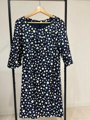 네이비 x 화이트 도트 무늬 무릎 기장 원피스 7부 소매