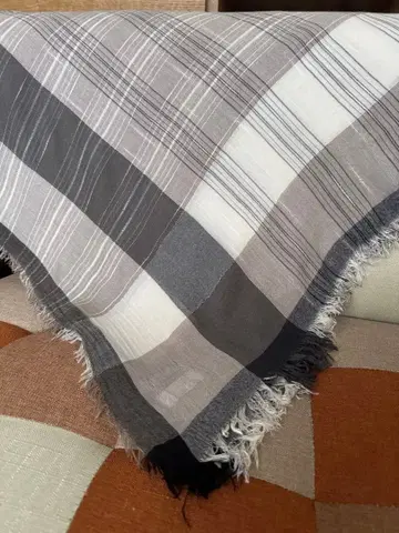 C.D.C. 체크 무늬 스톨 그레이 계열