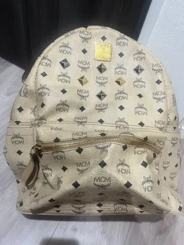 MCM 스터드 장식 백팩 베이지