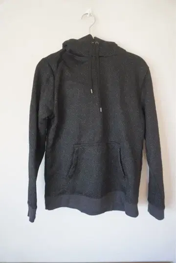 나노 유니버스 헤링본 패턴 다크 그레이 후드티