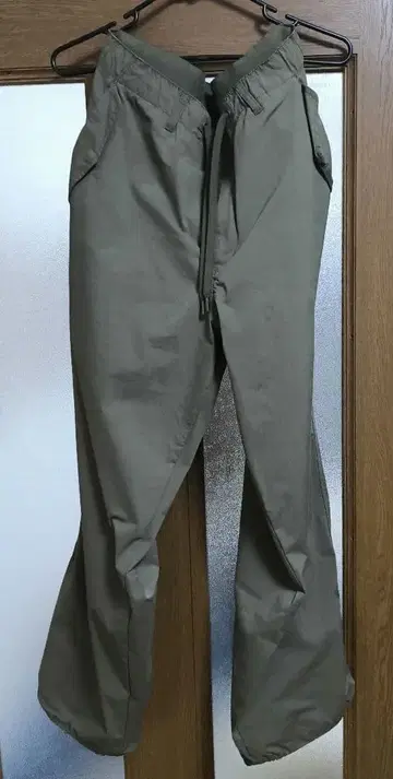 유니클로 EZY 와이드 핏 파라슈트 조거 팬츠 히라노 아유무 모델