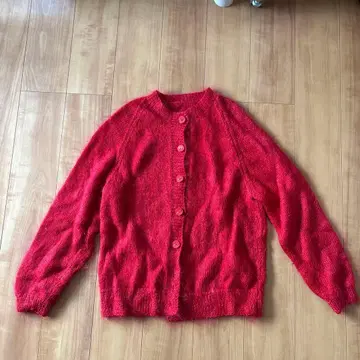 빨간색 버튼 달린 긴팔 가디건