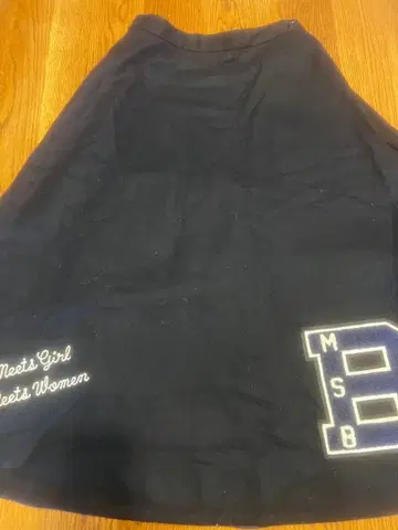 빔즈 네이비 컬러 플레어 스커트