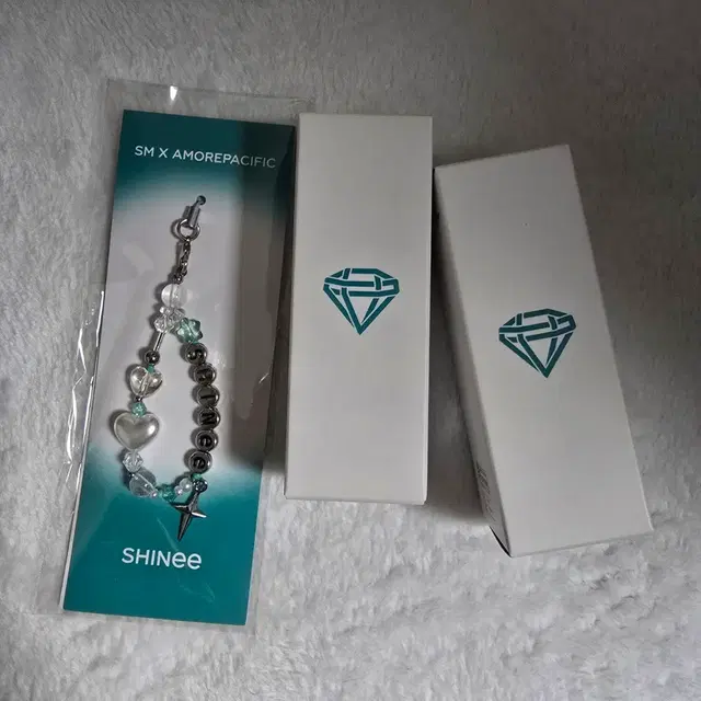 샤이니 응원봉 립밤 2개 + 비즈스트랩