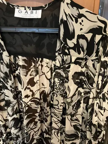 백화점 통신 실크 흑백 꽃무늬 GABI 플라워 프린트 7부 소매 가디건