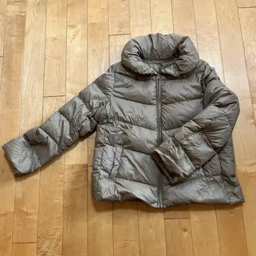 카키 다운 자켓 후드 부착