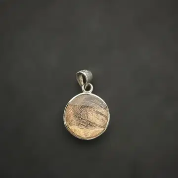 기베온 운석 펜던트 탑