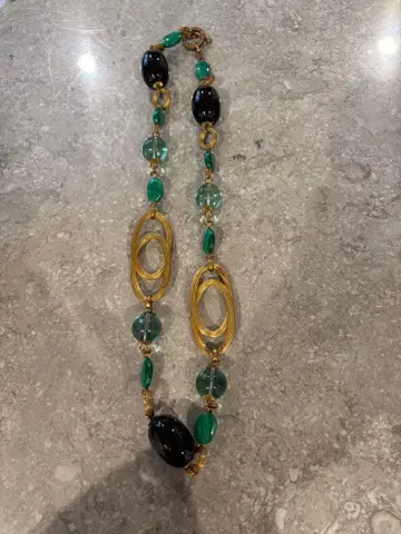 바니스에서 구매한 블랙 그린 골드 비즈 목걸이