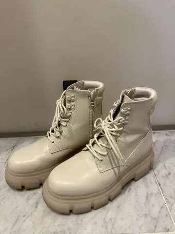 ZARA 화이트 통굽 하이컷 부츠