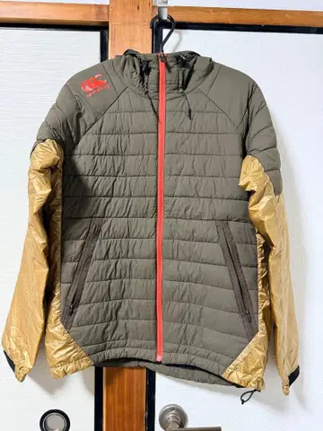 후드 부착 다운 자켓 올리브 그린/골드