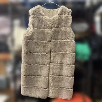 베이지 퍼 슬리브리스 베스트