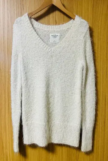 Abercrombie & Fitch V넥 라메 화이트 스웨터