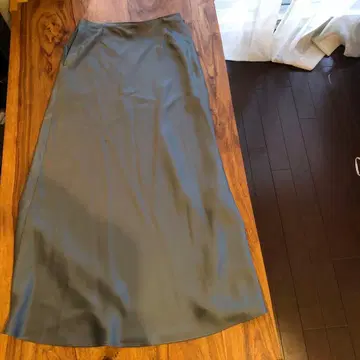 투모로우랜드 볼지 새틴 머메이드 스커트