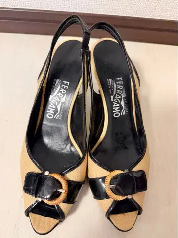 FERRAGAMO 베이지 블랙 오픈토 펌프스
