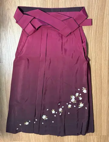 크림슨 그라데이션 하카마 벚꽃 자수 졸업식